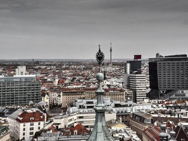 Bulutlu gökyüzü arkaplanındaki şehir manzarasının hava görüntüsü 