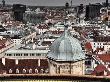 Bulutlu gökyüzü arkaplanındaki şehir manzarasının hava görüntüsü 