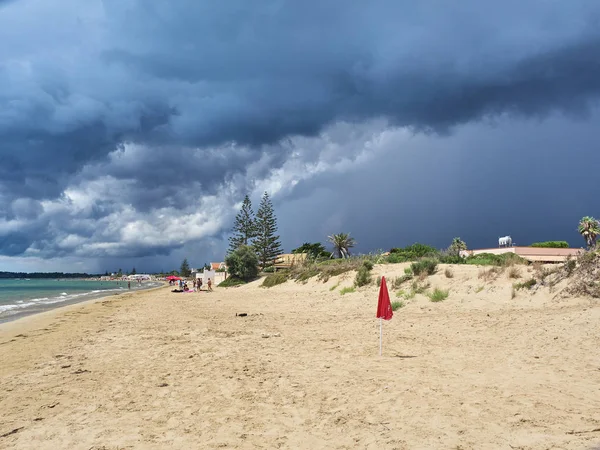 西西里岛海边的晴天和多云混合天空 — 图库照片