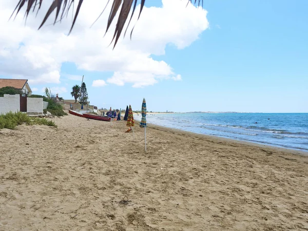 Υπέροχο Ηλιόλουστο Και Θολό Μικτό Ουρανό Μια Παραλία Στη Σικελία — Φωτογραφία Αρχείου