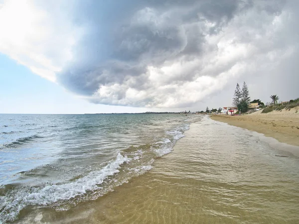 西西里岛海边的晴天和多云混合天空 — 图库照片