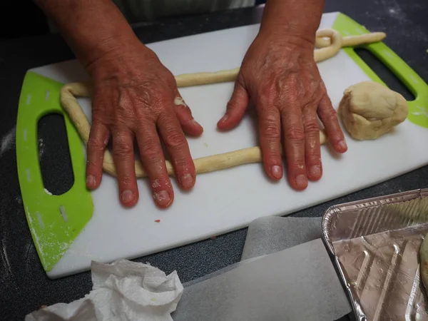 Vista Superior Manos Masculinas Preparando Comida Con Reunirse Tabla Cortar — Foto de Stock