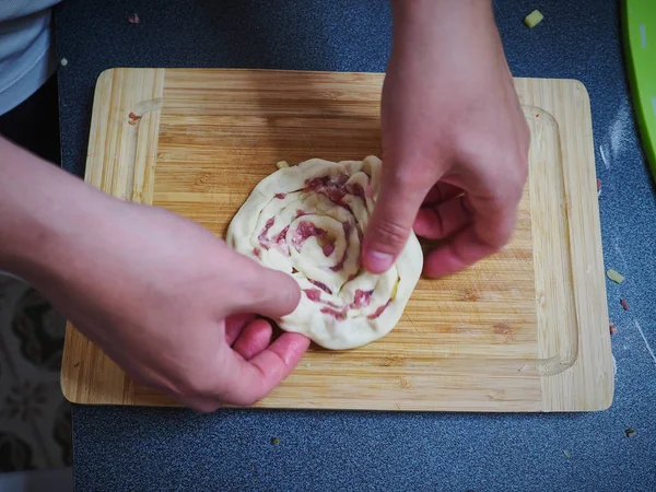 Vista Superior Manos Masculinas Preparando Comida Con Reunirse Tabla Cortar — Foto de Stock