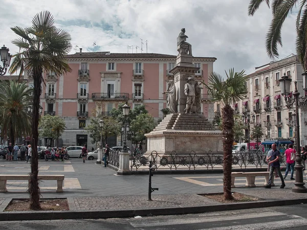 Catania, İtalya - 22 Ağustos 2018: Bir yaz gününde Catania'da Piazza Stesicoro'nun fotoğrafı. Catania, Sicilya