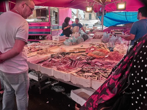 カターニア イタリア 2018 伝統的な Fera Luni のショット 人々が食べ物 ドレッシングやコスメティクスを購入することができ 毎週ロードオープン市場 — ストック写真