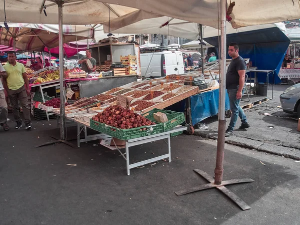 カターニア イタリア 2018 伝統的な Fera Luni のショット 人々が食べ物 ドレッシングやコスメティクスを購入することができ 毎週ロードオープン市場 — ストック写真
