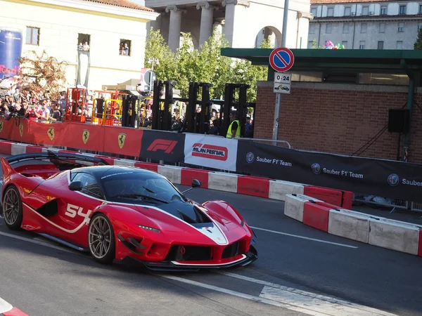 Milano, İtalya - 29 Ağustos 2018: Formula 1'de Milano şehir merkezinde, Ferrari (Vettel, Raikkonen) ve Sauber Alfa Romeo (Leclerc, Ericsson) ile f1 araba ile sokaklar arasında