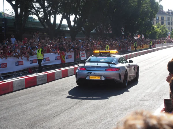 Milano, İtalya - 29 Ağustos 2018: Güvenlik Aracı. Ferrari (Vettel, Raikkonen) ve Sauber Alfa Romeo (Leclerc, Ericsson) ile Milano şehir merkezinde Formula 1 gün sergi sokaklar arasında f1 araba sürüş