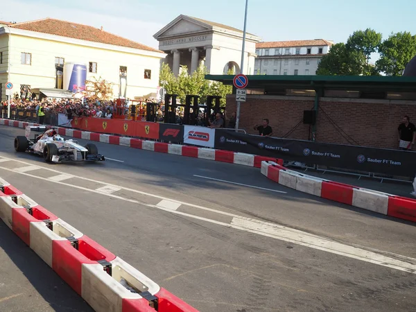 意大利米兰 2018年8月29日 爱立信的赛车 在米兰市中心的一级方程式赛车日展览 法拉利 维特尔 莱科宁 和索伯阿尔法 罗密欧 勒克莱克 — 图库照片