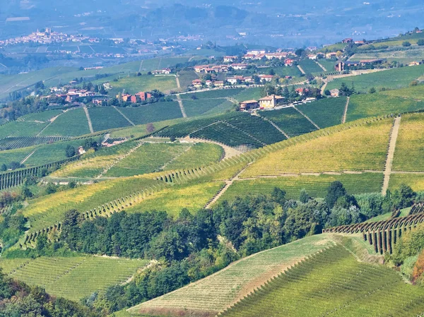 Blick auf die langhe Landschaft im Piemont — Stockfoto