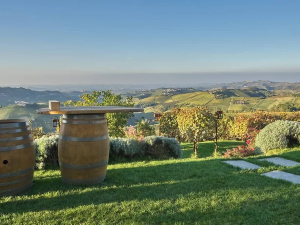 Blick auf Weinfässer in der langhe countryisde in pedmont — Stockfoto