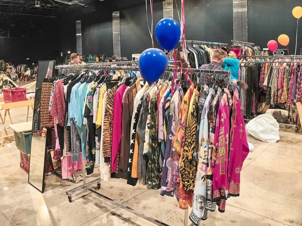 Milano, İtalya - 14 Ekim 2018: İnsanlar Milano'daki vintage East Market'ten alışveriş yapıyor. Doğu Pazarı Milano'da ayda bir kez yönetilen bir vintage kapalı pazar. Onlar vintage elbiseler, güneş gözlüğü, vinil, yiyecek, içecek, mobilya ve benzeri satmak
