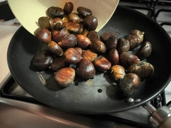 Castanhas caiu na panela — Fotografia de Stock