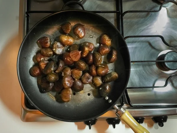 Castagne poste nella padella — Foto Stock