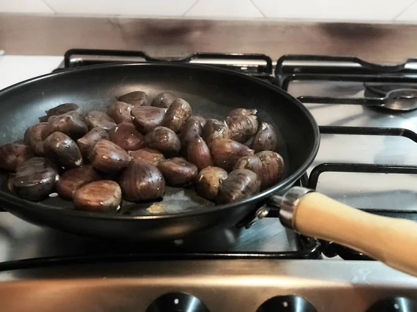 Castanhas colocadas na panela — Fotografia de Stock