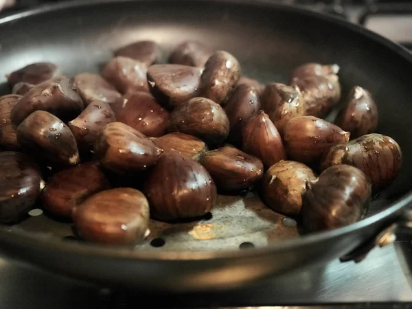 Chestnuts placed in the pan — Stock Photo, Image