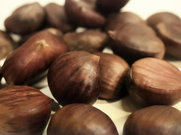 Un gruppo di castagne isolate — Foto Stock