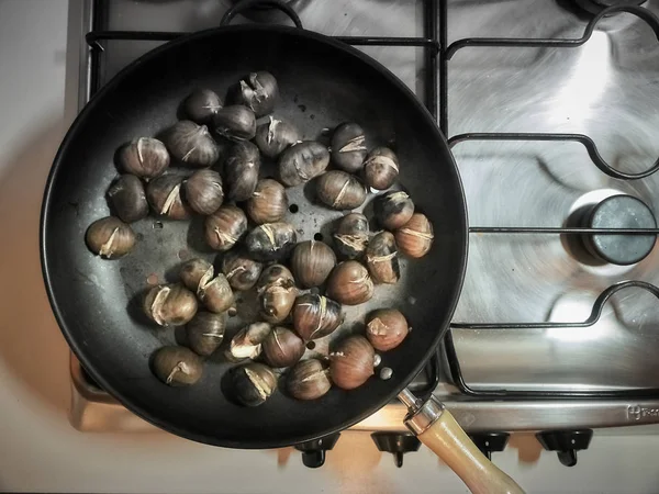 Cocinar castañas en una sartén por llamas —  Fotos de Stock