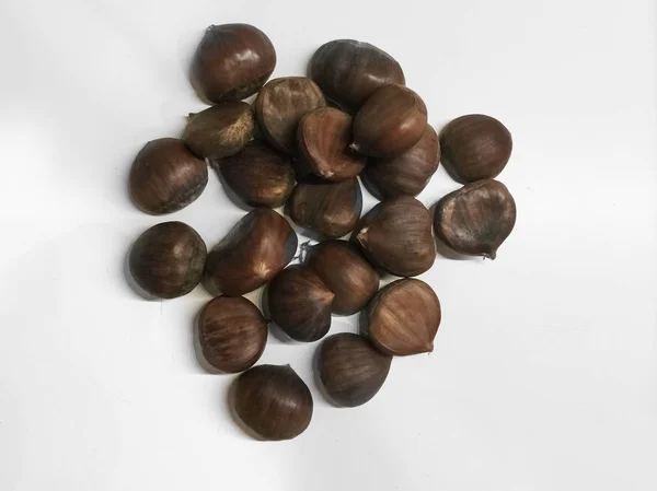 Un gruppo di castagne isolate — Foto Stock