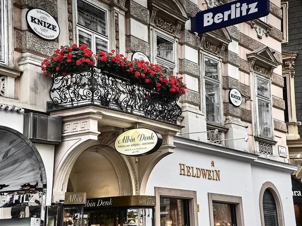 Vue d'un balcon fleuri dans la rue Graben — Photo