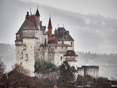 Chateau Menthon Saint Bernard, tarihi bir kale n Shot