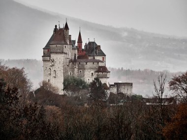 Chateau Menthon Saint Bernard, tarihi bir kale n Shot