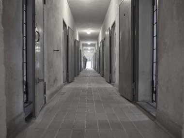 Sachsenhausen Concent hapishanesi içinde bir koridor görünümü