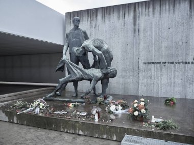 İnsanların sızlandığı yerde kurbanlar için bir anıt heykel