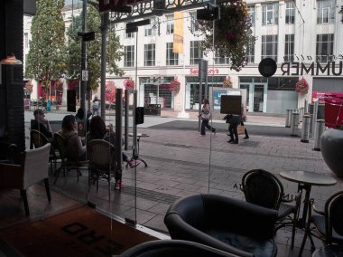 Cardiff, İngiltere - 16 Eylül 2018: Cardiff şehir sokaklarının görünümü