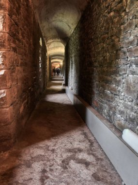 Cardiff, İngiltere - 16 Eylül 2018: İkinci Dünya Savaşı'nda bombalardan onarım olarak kullanılan Cardiff Kalesi'nin iç odalarının görünümü