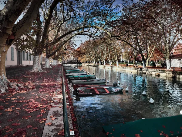 Vista Parco Autunnale Con Canale Barche Diurne — Foto Stock