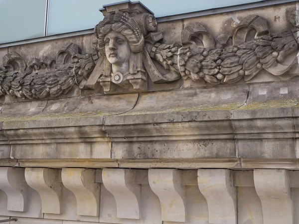 Θέα Ένα Άγαλμα Που Αποτελεί Ράιχσταγκ Βερολίνο Γερμανία — Φωτογραφία Αρχείου