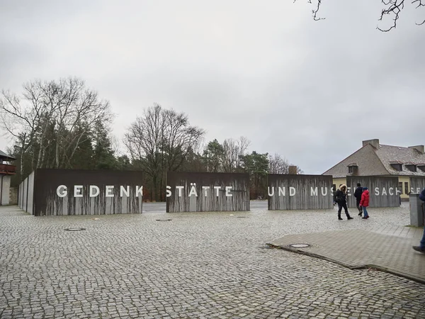 Sachsenhausen toplama kampında turistler
