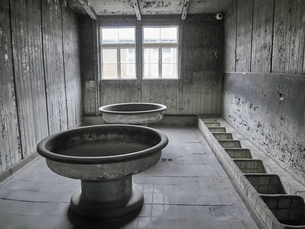 Blick auf eine gemeinsame Toilette in einer der Kasernen, in denen Gefangene untergebracht sind — Stockfoto