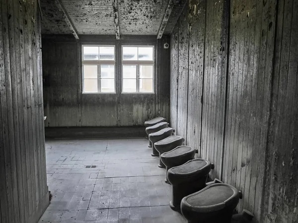 Blick auf eine gemeinsame Toilette in einer der Kasernen, in denen Gefangene untergebracht sind — Stockfoto