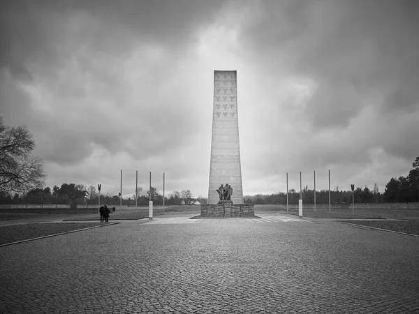 Tiro de uma estátua memorial no centro do acampamento — Fotografia de Stock