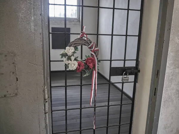 Vista de uma prisão com flores memoriais no Conc Sachsenhausen — Fotografia de Stock