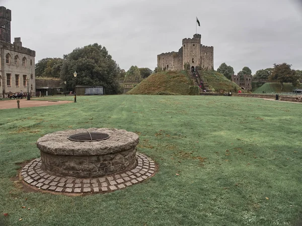 Cardiff, İngiltere - Semptember 16, 2018: Cardiff kalesinin görünümü