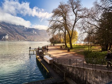 Annecy Gölü 'nün ve etrafındaki dağların fotoğrafı.