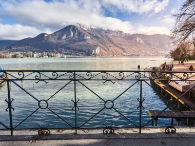 Annecy, Fransa - 07 Aralık 2018: Annecy gölünün çekimi