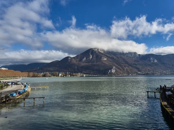 Annecy, France - December 07, 2018: Shot of the lake of Annecy a — Stock Photo, Image