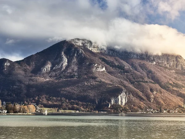 Πυροβολισμός της λίμνης του Annecy και των βουνών γύρω — Φωτογραφία Αρχείου