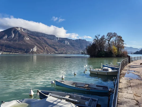 Annecy, France - December 07, 2018: Shot of the lake of Annecy a — Stock Photo, Image