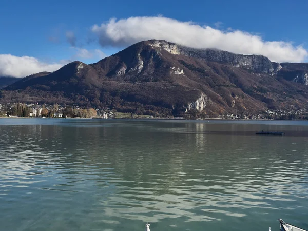 Shot van het meer van Annecy en de bergen rond — Stockfoto