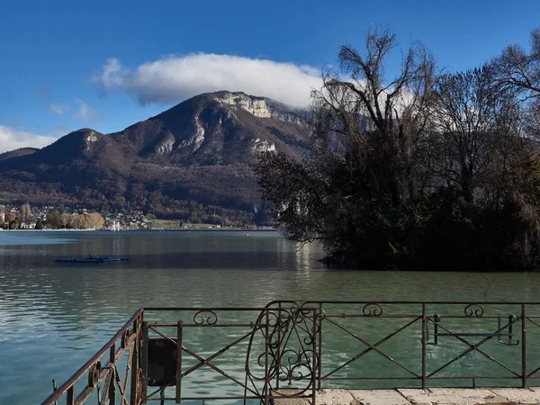 Vue du lac d'Annecy et des montagnes environnantes — Photo