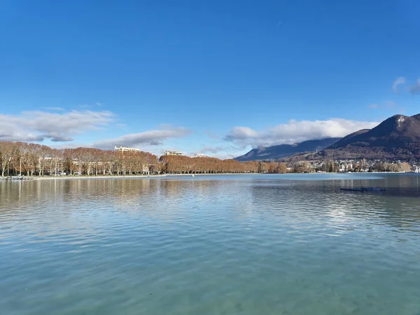 Tiro del lago de Annecy y las montañas alrededor — Foto de Stock