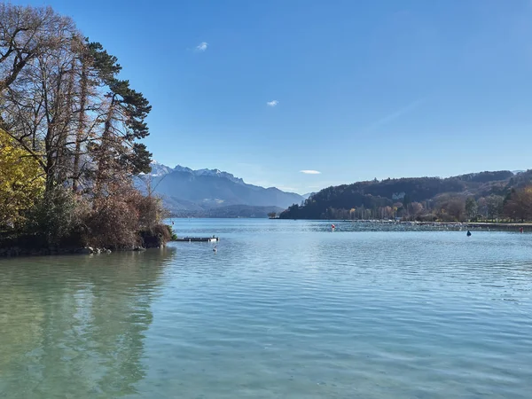 Shot of the lake of Annecy and the mountains around — Stock Photo, Image