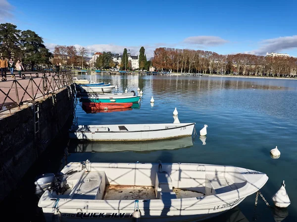 프랑스 안시 - 2018년 12월 07일: 안시 호수의 샷 — 스톡 사진