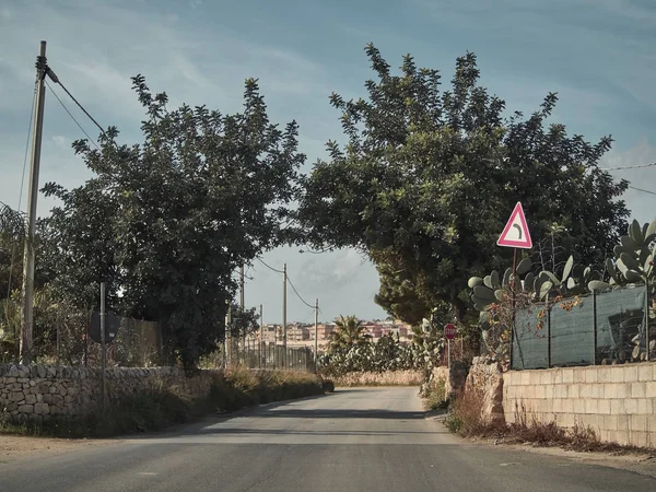 典型的なシチリアの田舎道のショット — ストック写真