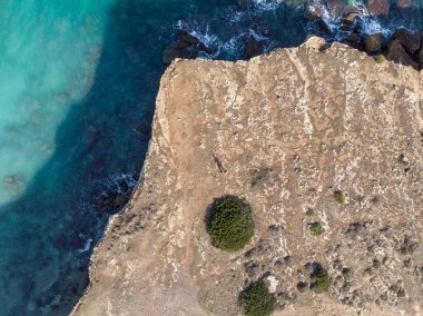 İtalya 'nın güneyindeki Sicilya' da bulunan Syracuse yakınlarındaki Plemmirio 'daki doğal deniz rezervi kıyı şeridini görüyorsunuz. Çekim güneşli bir günde yapılır.